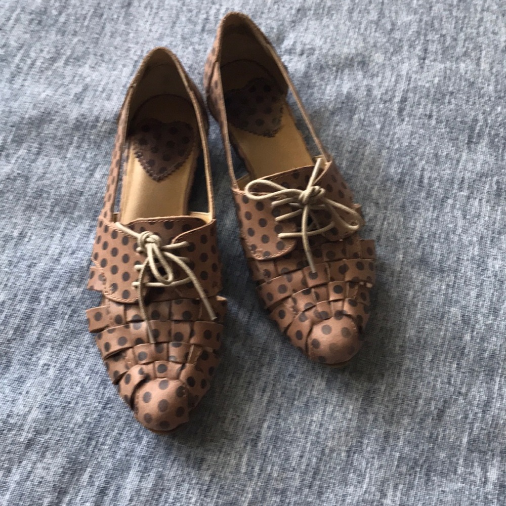Polka dot loafers with side cut-outs